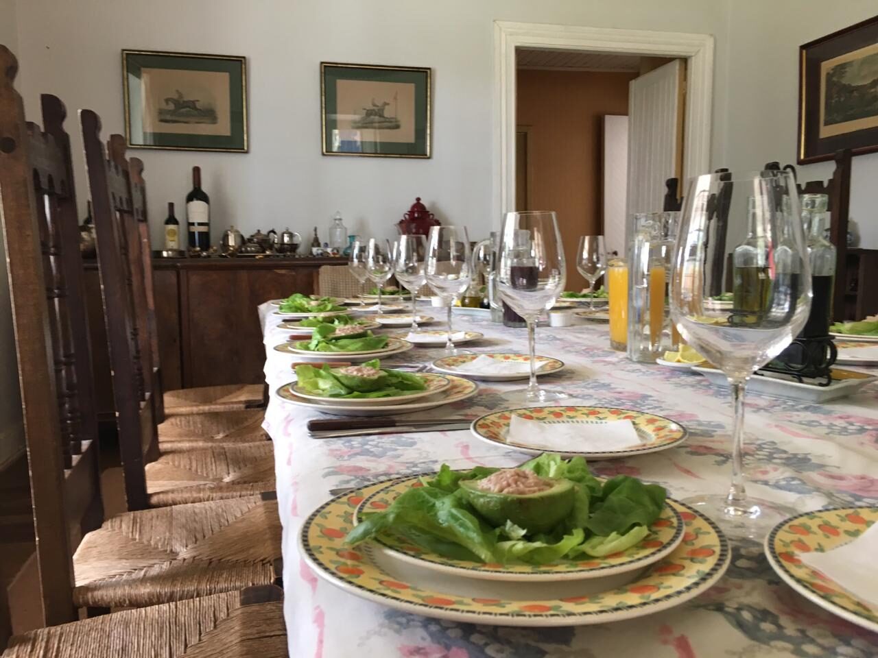 Mesa servida para almuerzo
