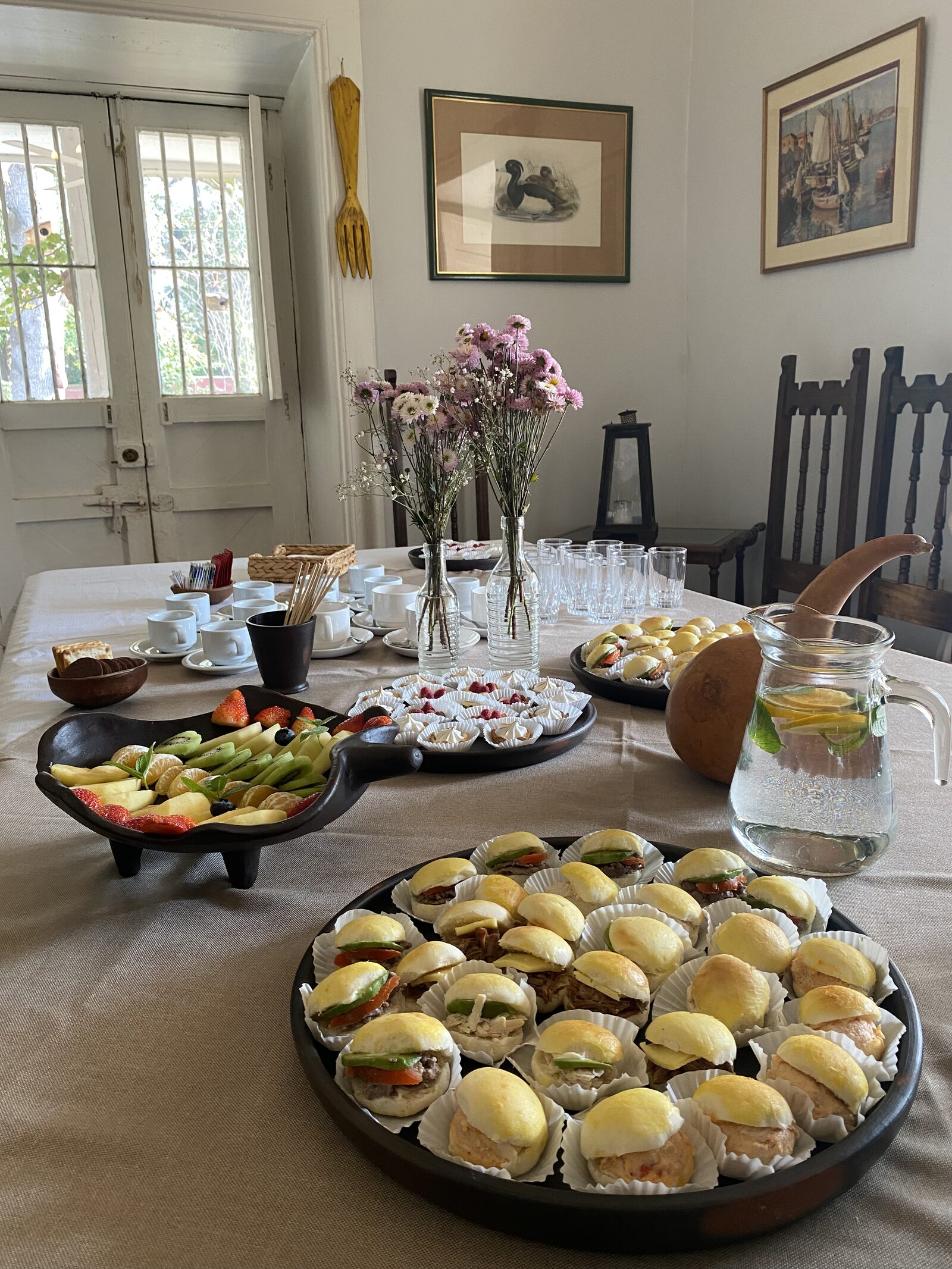 Cóctel de sándwiches y dulces