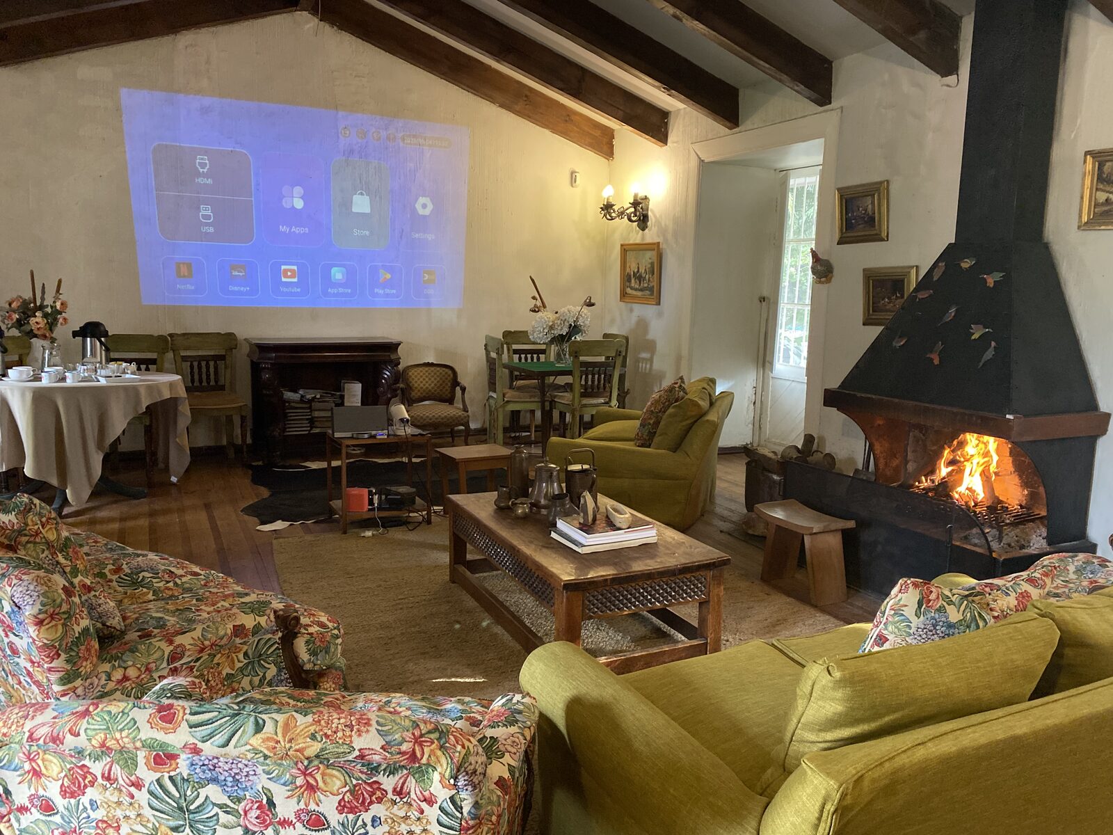 Presentación con proyector junto a la chimenea