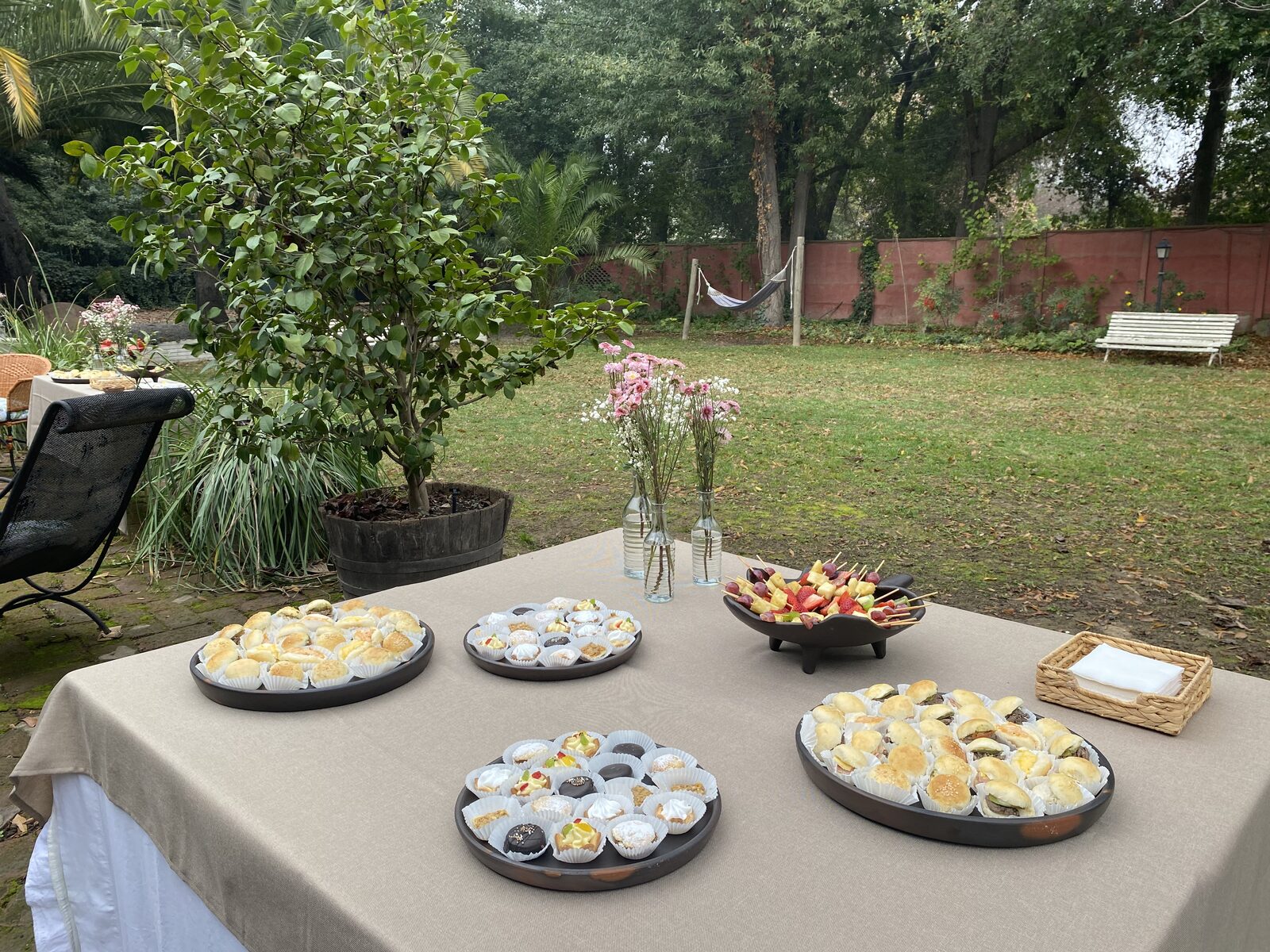 Coffee al aire libre en el jardín