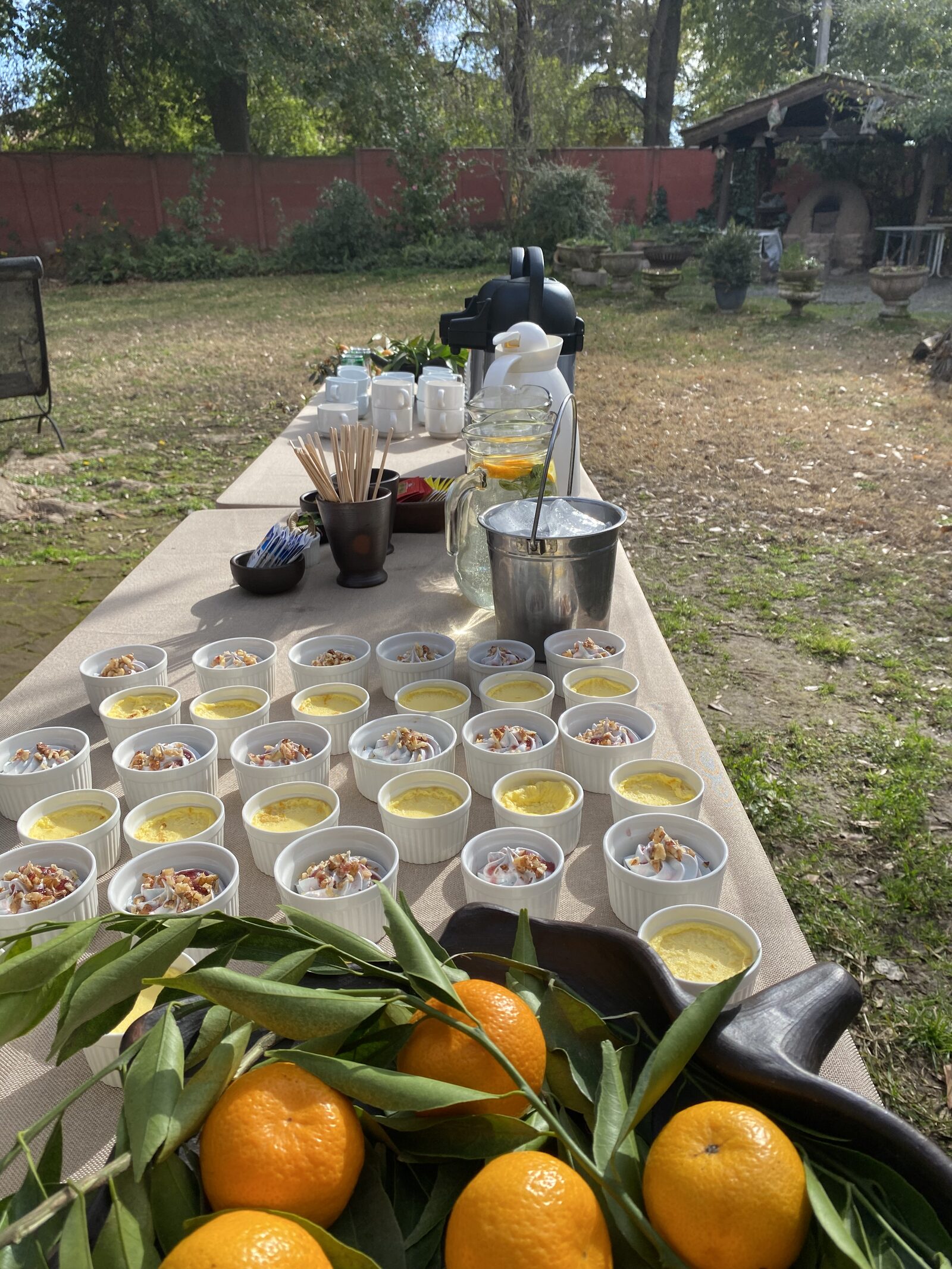 Mesón de postres en el jardín