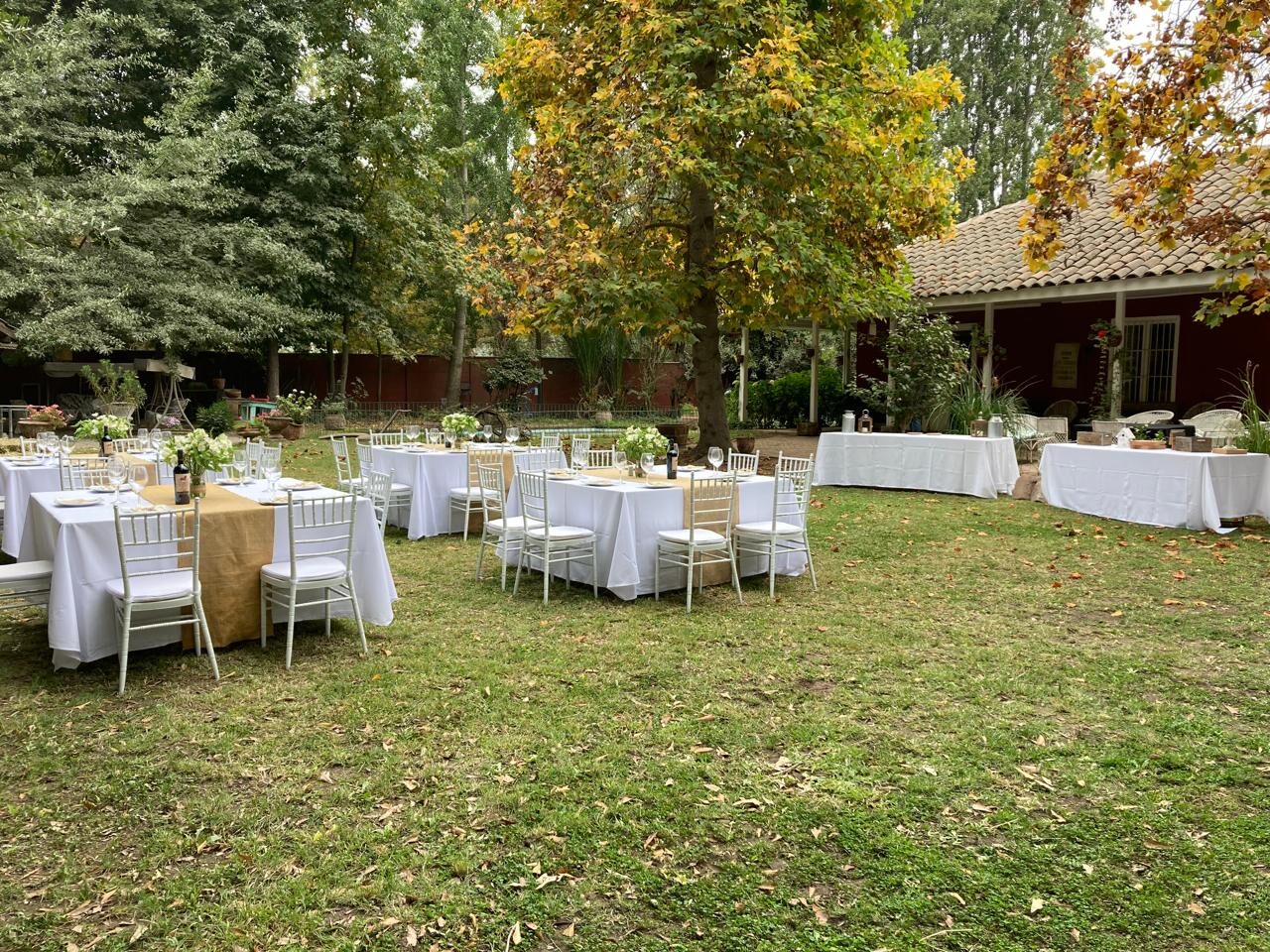 Mesas dispuestas en el jardín